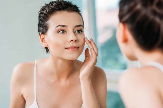 Избегайте солнцезащитного крема и других привычек, которые повреждают кожу