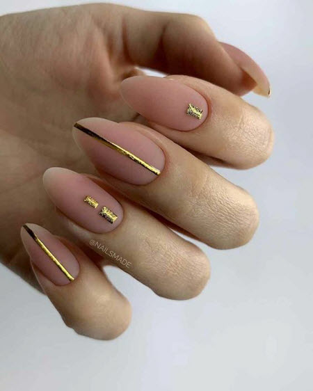 Маникюр с золотом 2021-2022 - модные фото нового дизайна ногтей